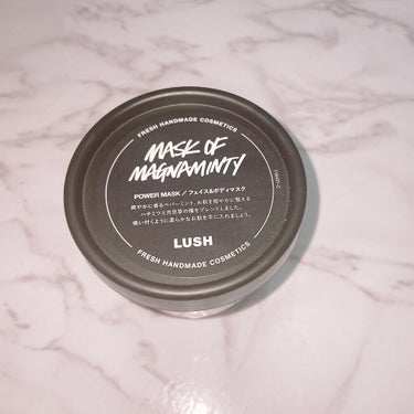 初LUSH！！！

入浴剤は何度かあるけどパワーマスクは初めてです！

いろんな種類あって迷ったんですけど定番なこれにしました！！

パワーマスクSPとの違いははちみつの量らしくて乾燥肌ではないので普通