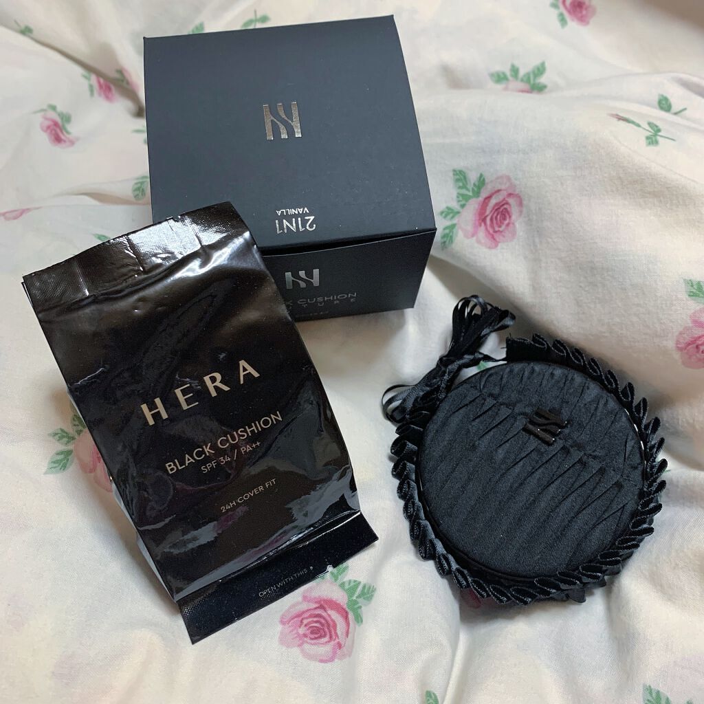 ♡ HERA ブラッククッション

当選してLIPSを通してHERA様から頂きました
ありがとうございます💕
私なりの使用感をレビューします📝

まず、こんな可愛いクッションファンデあったの？！ってびっくりしました🥺
黒のフリルが可愛