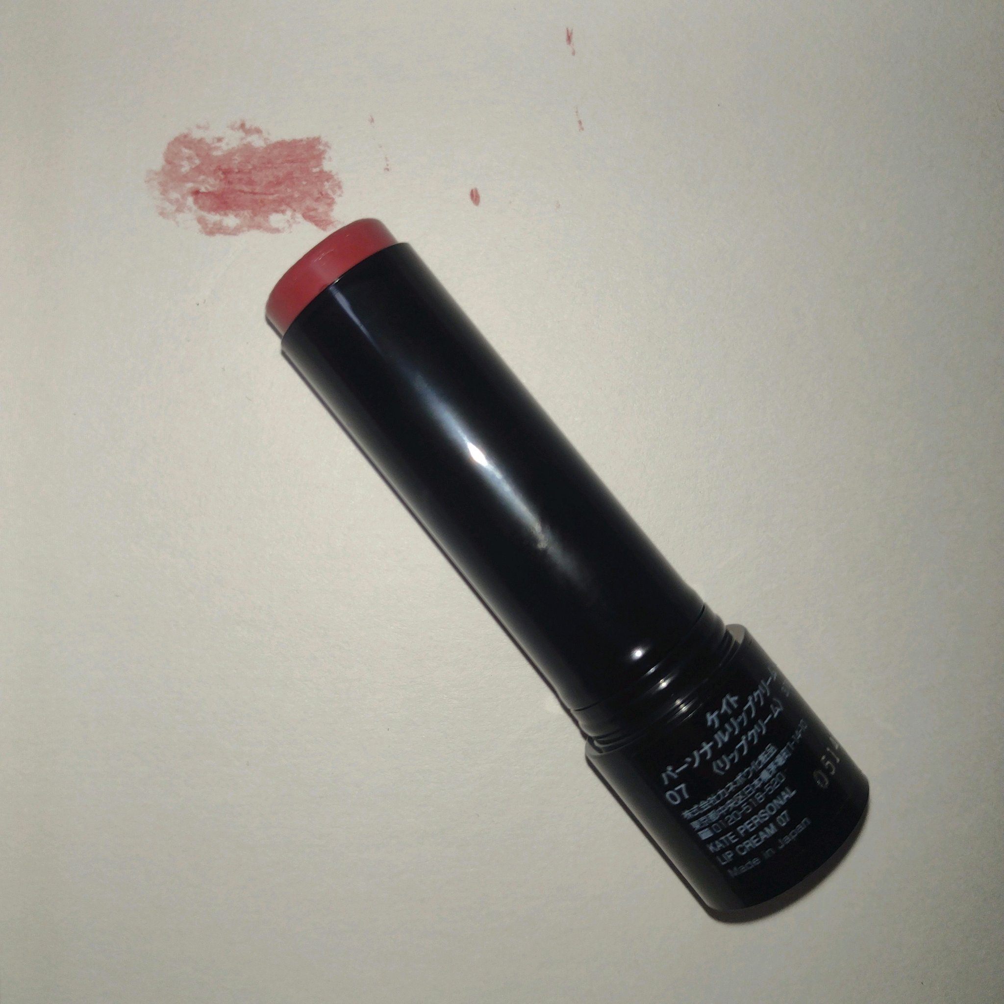 07はくすみピンクですが、レッドに近く青みとかピンクが苦手な人でも使いやすい気がします。
多少固く感じますが、スルスルと塗れます。
安いし紫外線対策も出来るし、目立たないけれどかなり優秀です。
ただ、他に気になる色がない、太くて塗りにくい、