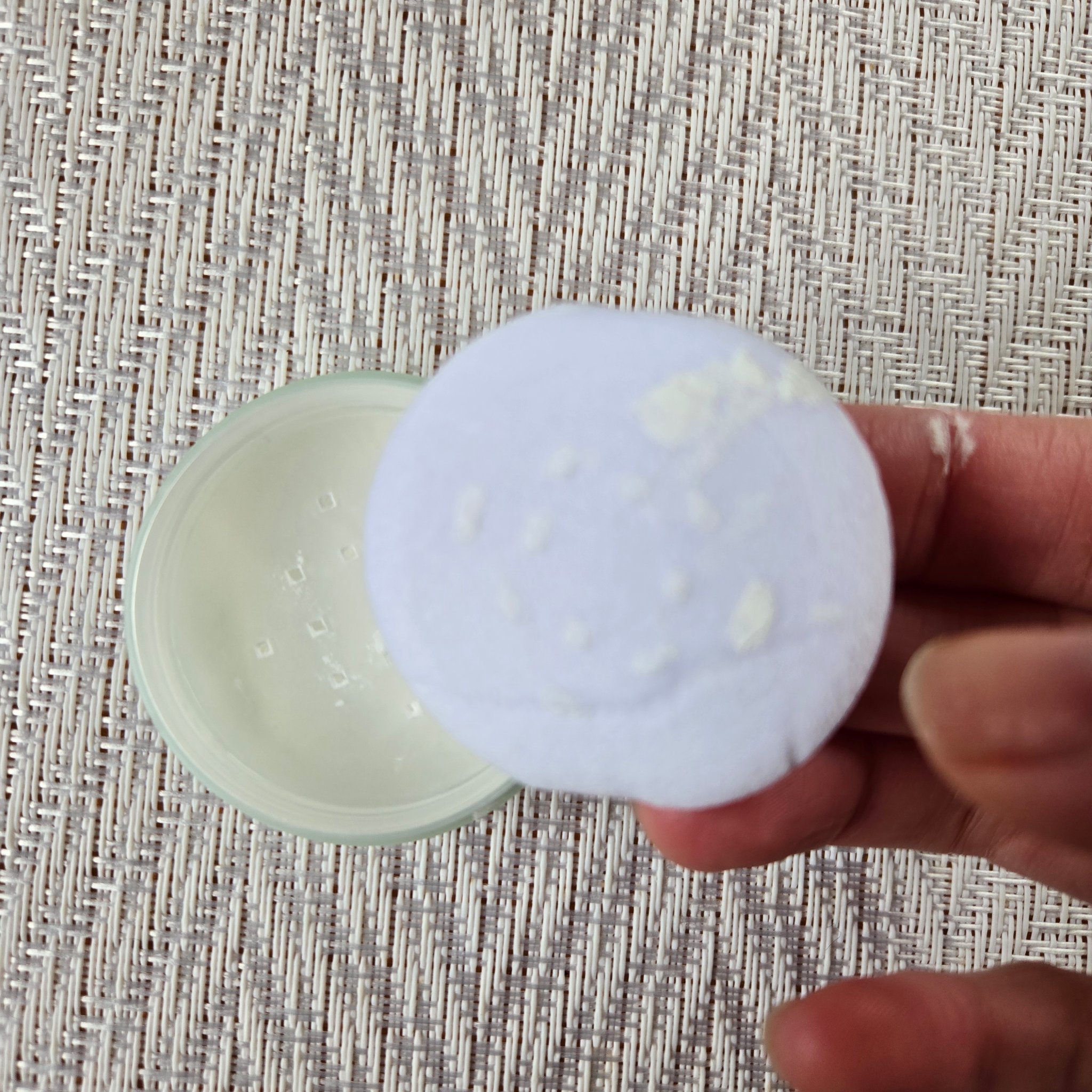 ノーセバム　ミネラルパウダー　N 5g【旧】/innisfree/ルースパウダーを使ったクチコミ（2枚目）