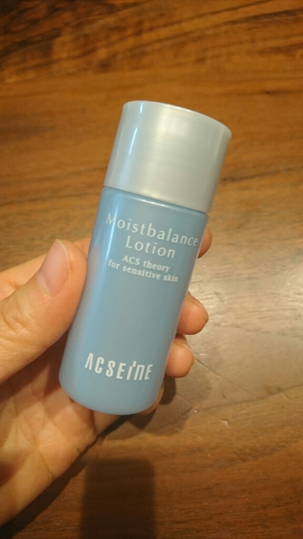 ☆アクセーヌ モイストバランス ローション

ミニボトルを使いきりました。

さらっとした、化粧水です。確かに、しっとりするんだけど…

油分や水分を求める40歳になった私にはものたりないかな…ごめんなさい。

もっと、なんか、濃い感じを求