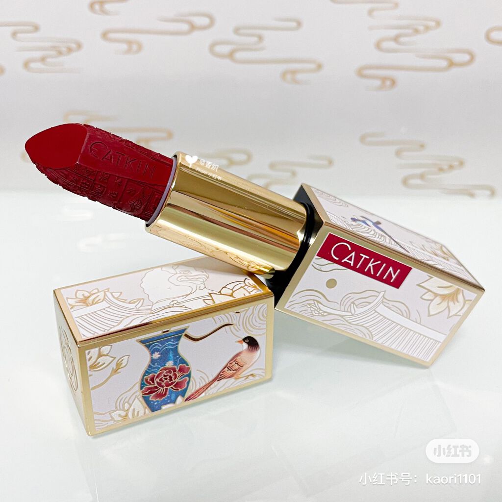CATKIN Dreamworld Carving Lipstickのクチコミ「卡婷 浮生大梦雕花情诗口红💄💓🇨🇳
C05 君子好逑💓
薄涂奶茶红棕感，复古烤栗色，一秒提气色.....」（3枚目）
