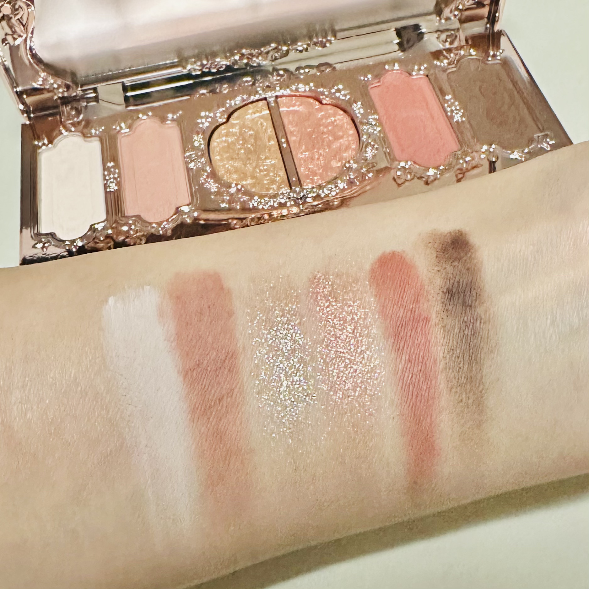 胡蝶雲肩6色アイシャドウパレット/FlowerKnows/アイシャドウパレットを使ったクチコミ（2枚目）