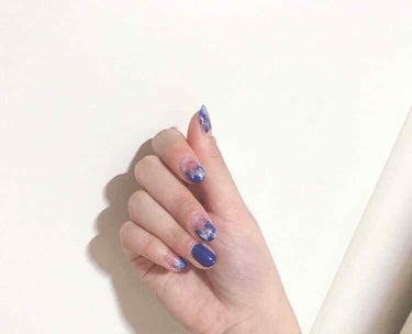 初めてのネイル✨

セルフネイル🌙
下手くそでごめんね。初めてにしては上手くできた方だと思う…💧

イメージは、ヨルシカさん☁💙
聴きながらやってました💫

お気に入りは、福袋でついてきたキャンメイクの