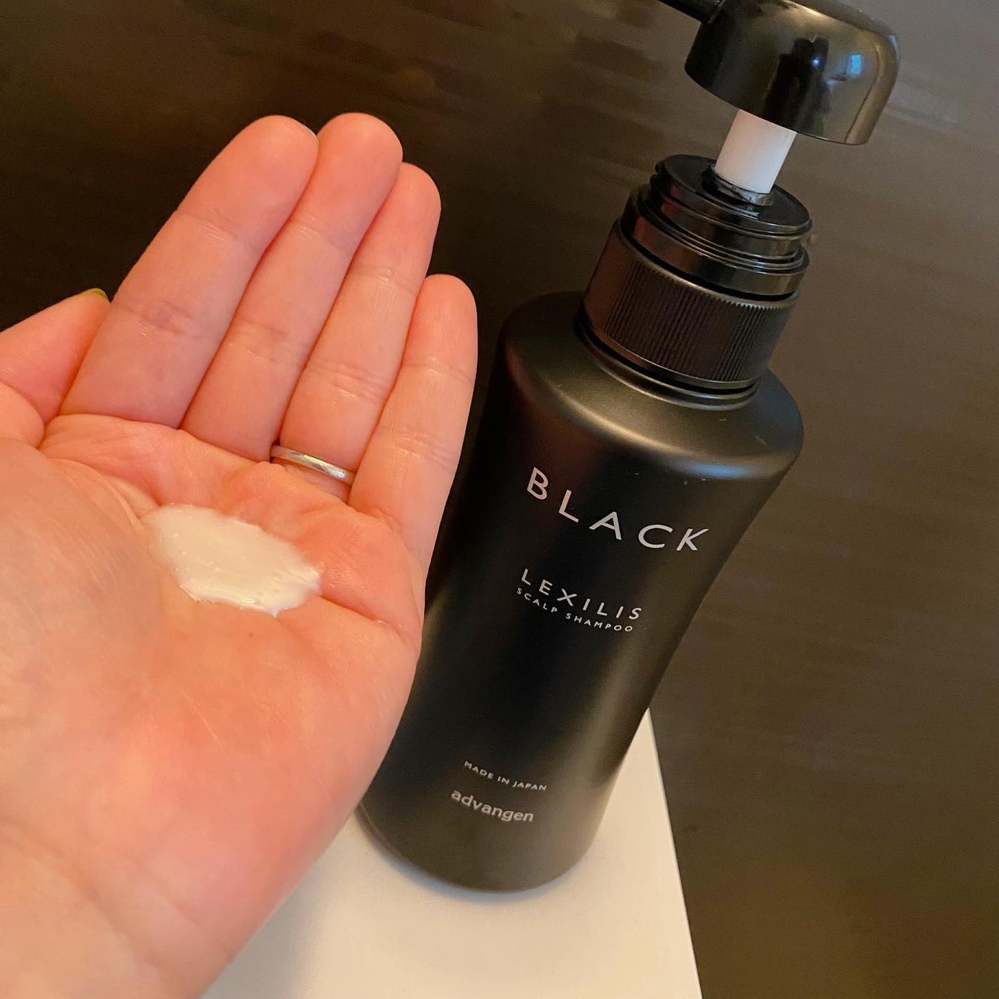 ブラック フレグランス スタイリング ヘアエッセンス/LEXILIS/アウトバストリートメントを使ったクチコミ(4枚目)