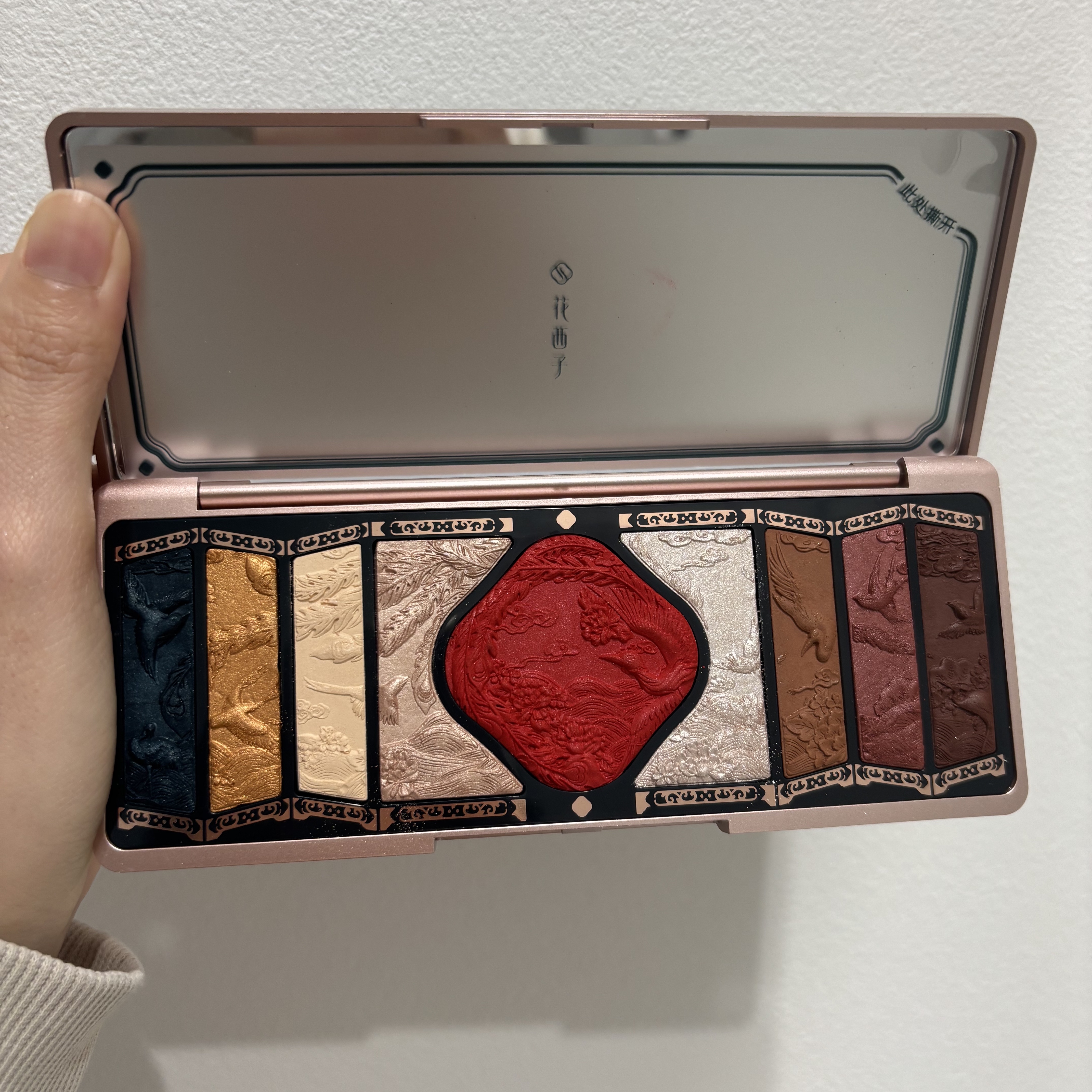 牡丹鏤月浮雕  百鳥朝鳳/花西子/アイシャドウパレットを使ったクチコミ（1枚目）
