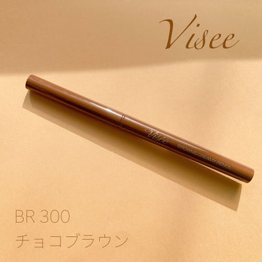 5色のブラウンから選べる！！自分好みはどれ？

Visée（ヴィセ）
ブラウンズ クリーミィペンシル
【カラー】BR300チョコブラウン

✼••┈┈••✼••┈┈••✼••┈┈••✼••┈┈••✼

【色味】
❤︎赤みと黄みの中間のチョコレートカラー

【発色】
❤︎すごく良い

【色もち】
❤︎すごく良い
❤︎夜になってもほぼ朝メイクした状態をキープ

【良いところ】
❤︎ピタっと密着してスルスルかける
❤︎パンダ目にならない🐼
❤︎粘膜に描きやすい
❤︎これ1本でしっかりラインが描けるのでリキッドアイライナーを併用しなくても満足できる
❤︎繰り出し式ですが出しすぎても元に戻せる

【イマイチなところ】
❤︎5色とも少しづつ違うブラウンなので全て欲しくなってしまう
❤︎どのカラーを購入するか迷う

✼••┈┈••✼••┈┈••✼••┈┈••✼••┈┈••✼

今までアイライナーはリキッド1本でしたが最近ペンシルやジェルなどに挑戦してます！！
日々、自分好みの使いやすいライナーを更新中✨
最近はこちらが1番のお気に入りです😃

お店でテスターを試しその後何度も手を洗ったりしたけれど夜まで落ちずメイクオフに不安を感じましたが
普通にクレンジングで落とせました✨

ポイントメイクオフを併用すれば目元に負担をかけずより良いと思います！！

#Visée
#ヴィセリシェ 
#ブラウンズ クリーミィペンシル
#チョコブラウン
#アイライナー 
#ドラコス 
# あざとメイク の画像 その0