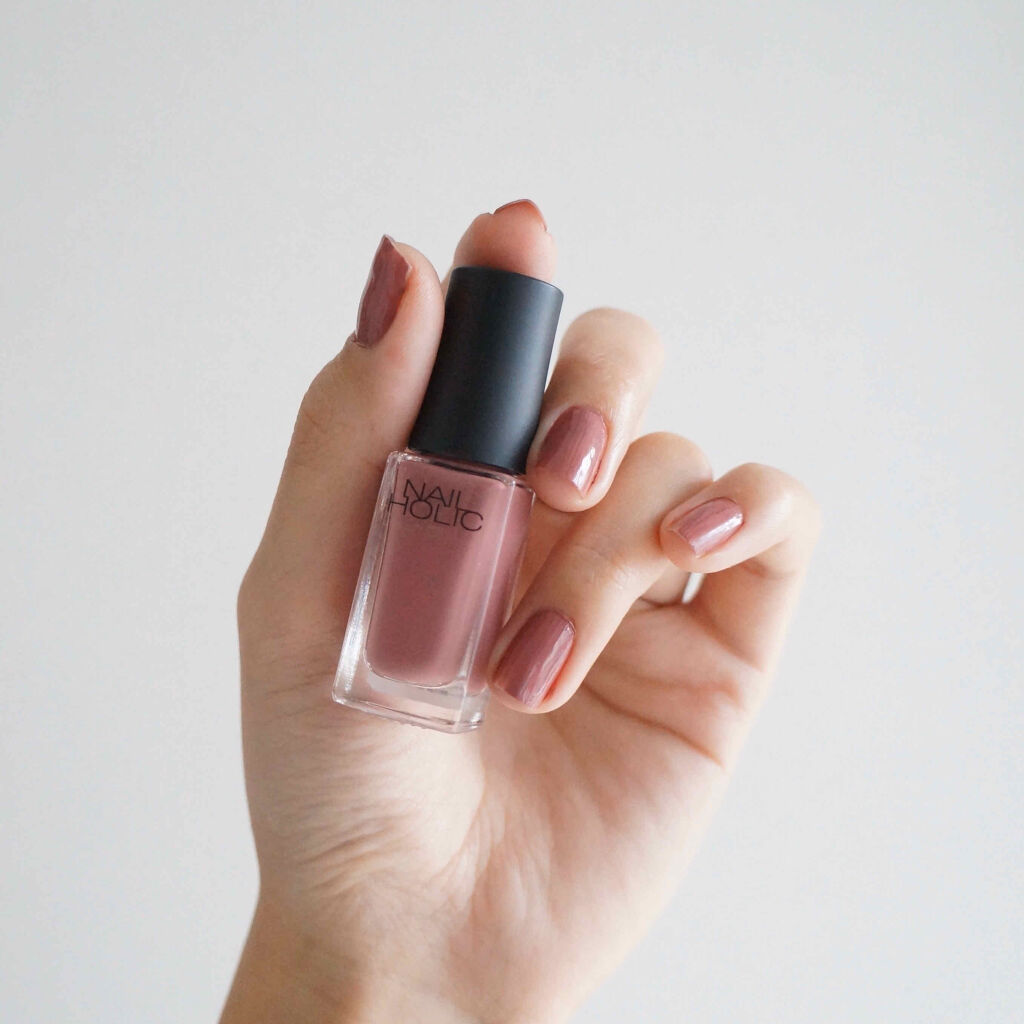 オフィスにデートに使いやすい「美人色」
ピンクみの強いローズが、実に女らしい落ち着いた指先にしてくれる。白っぽすぎないから、手がくすんで見えないのも嬉しいポイント。

ネイルホリックのハケは、まさにお値段以上でとても塗りやすい！きれいに扇型