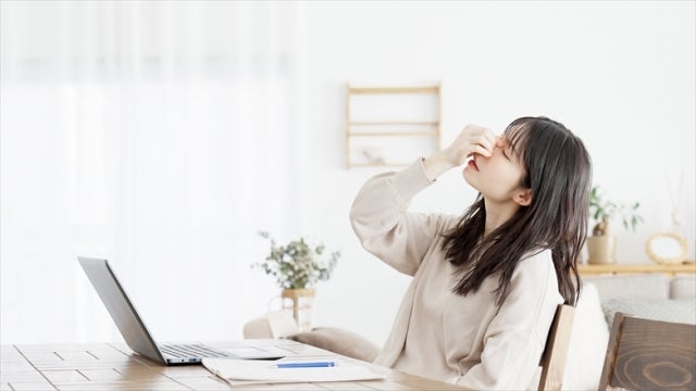 パソコン作業で目が疲れている女性