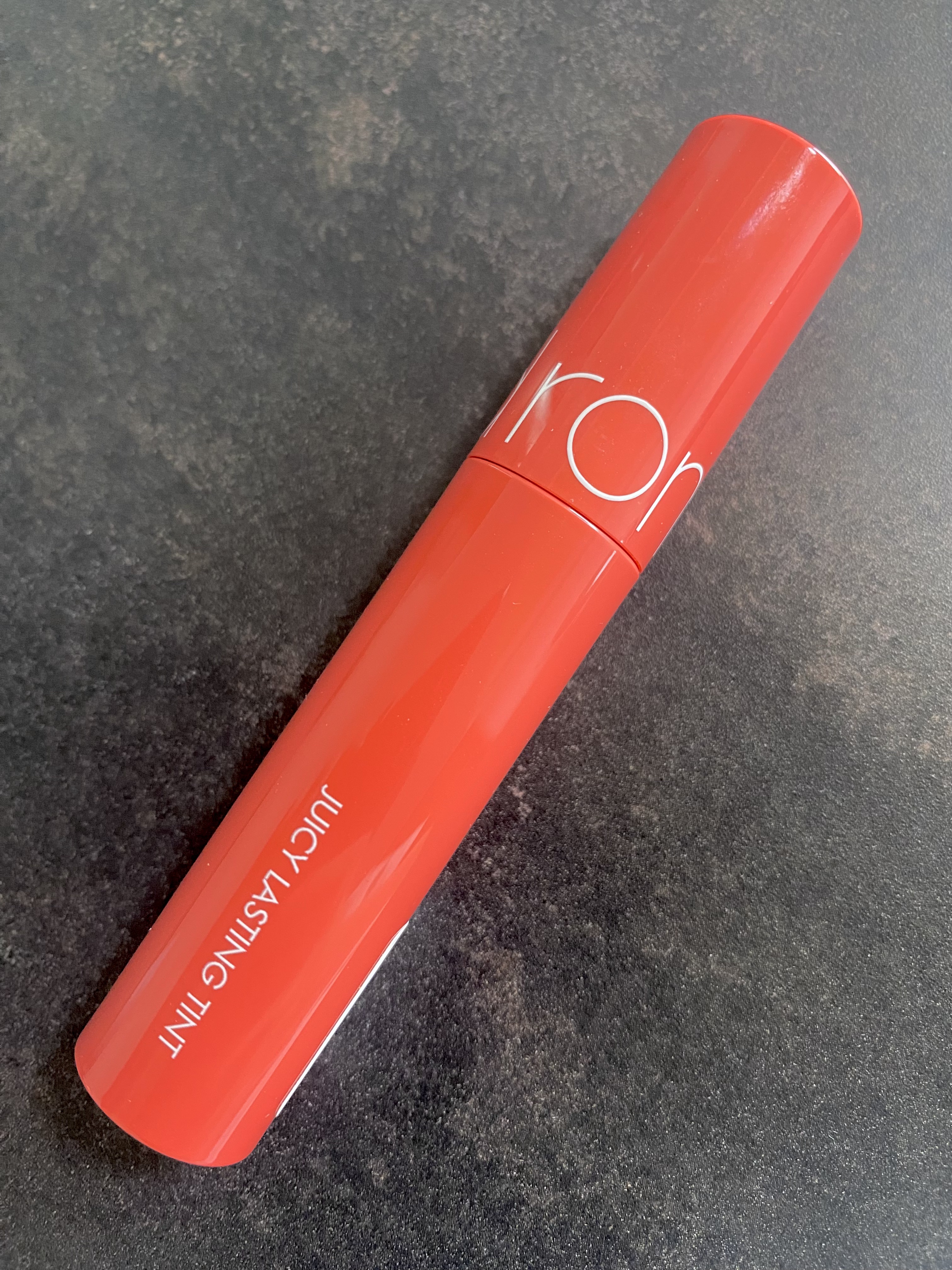 取り急ぎリップ購入しました🍊
発色がよく、コーラル系を探していてこちらに決定🫶🏻ドンキで買いました💋
発色いいし色も可愛い🤭色味パキッとしてて鮮やかだからリップ塗るだけで化粧ちゃんとした感が出る👍🏻👍🏻

あとはティントだ