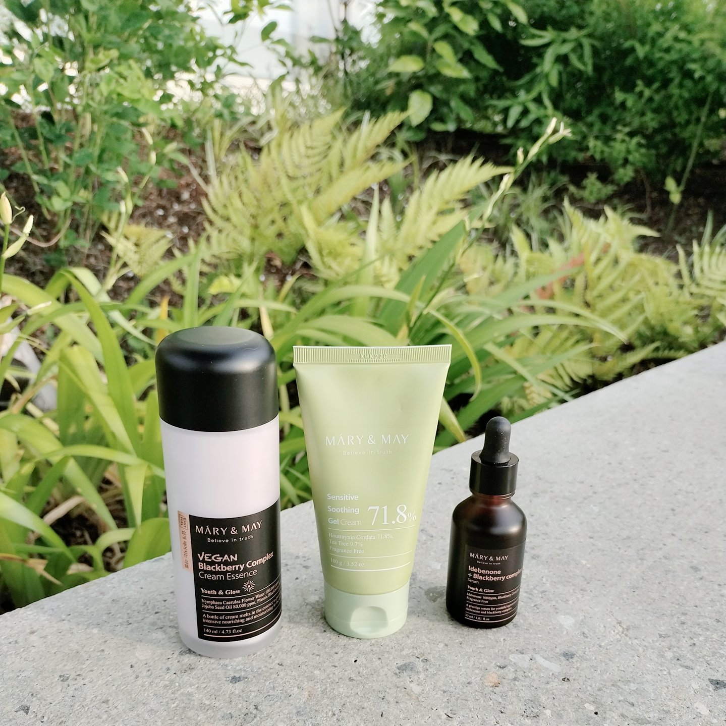 
MARY & MAY

🌿イデベノン+ブラックベリーコンプレックスセラム
ベリーの抗酸化効果をお肌に✨
成分由来の黄色が効果ありそう。
濃厚なのにべたつかないから使いやすいです

🌿ビーガンブラックベリー コンプレックス クリーム エ