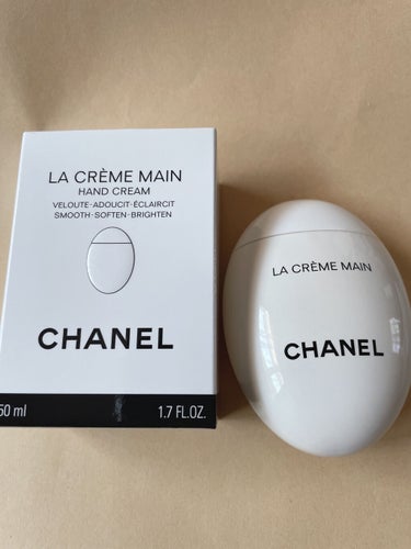 #CHANEL ラ クレーム マン


プレゼントでいただいたCHANELのハンドクリーム‼️
すっごくイイ香り💖
サラサラしたテクスチャ。
見た目も卵型で可愛くてオシャレ✨
でもあまり保湿効果がないの