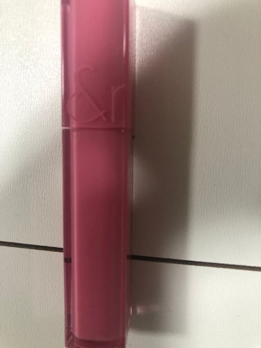 rom＆nd
water tint
05 taffy

初のrom＆nd

可愛いピンクでティッシュオフしても薄く色は残るけど実際の唇だと分かりにくい(；＿；)

濃い色買えばよかったな( ´･ω･`)