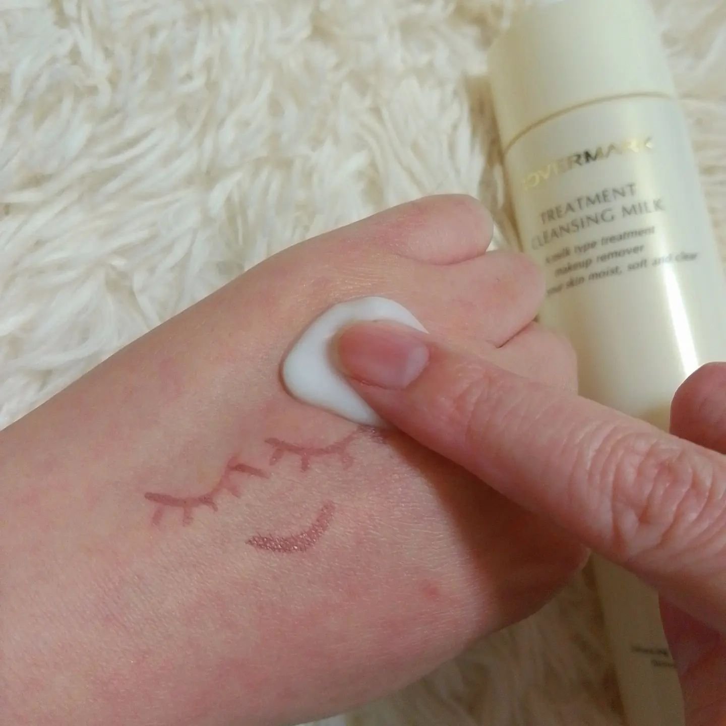 「カバーマーク　トリートメント クレンジング ミルク」を試してみました！

なめらかなテクスチャのクレンジングミルクで、スルスル伸びてスッキリメイクを落としてくれる✨

摩擦レスでメイクを落とせて肌をいたわりながら洗えるところが気に入りまし