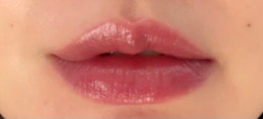 うるおい✖️血色感　宝石リップせらむ🧚🏻‍♀️
（リップ動画は実況入りなので是非聞いて下さい😆）

🟣Visée　ジェミィ ティント セラム
　　PU170　モーヴアメジスト（限定）

"宝石のような輝きをまとうリップセラム。
 唇をケアしながら、シアーな発色で色味をプラス"

⚫︎美容液成分、トリートメント成分配合
⚫︎唇にうるおいを与え、荒れ・乾燥を防ぎます。
　　　　　　　　　　　　　　　　　　　公式より
----------

スワイさんの投稿で、あまりにも素敵すぎて
私も買ってしまいました✨

このキラキラ✨
キラキラが好きじゃない女性っているのかしら？
きっといませんよねぇ😍

色はPU170　モーヴアメジスト
はぁ。モーヴアメジストって名前も素敵

唇に塗ってみると、葡萄果汁のような
赤ワイン🍷を太陽に透かしたような
シアーでつやつやな赤みモーヴなパープル💜

リップ自体はキラっっキラですが、
唇ではちら、ちら、と奥ゆかしげにきらめくラメ✨
とっっっても素敵です💓

限定色ですが、まだAmazonで定価で買えました♪
いつもと違った色味のリップ
かなりいいお買い物でした💕
この秋冬に沢山使いたくなる➿

リップを繰り出す動画にアフレコしてみましたꉂꉂ🐯
是非動画と共に聞いて欲しいです🥰

 #秋冬メイク2023 の画像 その1