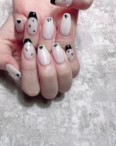 mauloa_nail on LIPS 「・黒フレンチとハート🖤いつもありがとうございます💗・ネイルやり..」（1枚目）