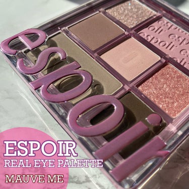 エスポアのマルチに使えるアイシャドウ“2021新色MAUVE ME”

#espoir /에스쁘아
#リアルアイパレット /리얼 아이 팔레트
#MAUVEME /모브 미

可愛いなと思っていたエスポアのアイシャドウパレット、メガ割で購入しました🥰

このパレット可愛いだけじゃなく、とっても優秀！

アイシャドウとしてだけでなく、チーク、シェーディング、眉毛などマルチに使える優れもの！

『MAUVE ME』は2021の新色でライラックモーヴカラーが可愛い❤️

グリッターカラーは2色で、左上のグリッターはブルーのザクザクの6角グリッター入りの多色ラメ、真ん中の段右側のグリッターはピンクラメ多めの多色ラメ✨

他は全てマットカラー

ふわっと発色するので、メイクの失敗もしづらいと思います！


#エスポア
#韓国コスメ
#アイシャドウ
#ブルベカラー
#ブルベ大勝利コスメ 
#メガ割の画像 その0