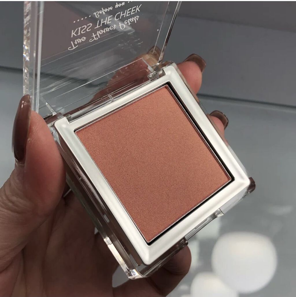 celefitのチーク😊
色味はオレンジっぽいのですが、
ローズと書いてあります。🌹
ブルベなので合うのか心配でしたが、
綺麗すぎました……

血色よくしてくれる程度のオレンジ感。
細かい細かいラメが入っているので
ハイライト効果も🙆