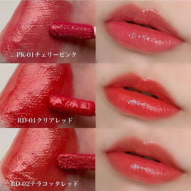 l 𝐃𝐀𝐈𝐒𝐘 𝐃𝐎𝐋𝐋

\ついに.ᐟ.ᐟ新作リップティントが登場💄❤️/

┈┈┈┈┈┈┈┈┈┈
🏷 DAISY DOLL by MARY QUANT
デイジードール
ウォータリーリップティント
全5色　1,430円（税込）
（PK-01、RD-01、RD-02）
┈┈┈┈┈┈┈┈┈┈

MARY QUANTのセカンドブランド
DAISY DOLLから新作リップティントが登場.ᐟ.ᐟ

オイルティントの良さを兼ね備えた
ウォーベースのリップティントで
みずみずしくツヤ感のある仕上がりに。

PK-01ジューシーなニュアンスピンク、
RD-01ブレない正統派のクリアレッド、
RD-02こなれ感のある焦がしレッドの
3色をお試しさせていただいたけれど
どれも高発色で落ちにくかった🫢🤍

全部可愛いけど少しくすみ感のある
テラコッタレッドがお気に入りかなぁ。
テラコッタだけどダークすぎないので
夏でも使いやすそうなカラーだった🤎𓂃

時間が経過したときの落ち方も綺麗で
塗り直してもあまりムラにならなかったので
プチプラ推しコスメに🪄ˊ˗

デイジードールコスメは
アイシャドウに続いてリップも良かった🥰💄

ちなみに7月8日発売でロフトでは
6月24日から先行発売してます𖡼܀

#daisydoll #デイジードール #マリークワント #maryquant #ウォータリーリップティント #リップティント #ティントリップ #リップの画像 その2