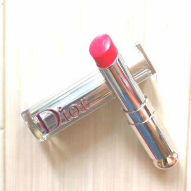 Dior addict rip stick 554

少し赤がったピンクの様な可愛らしいカラーのリップになります！

伸びが良く唇に密着してくれるので持ちもいいですね‼︎

発色も文句無し、高発色👏🏻さ