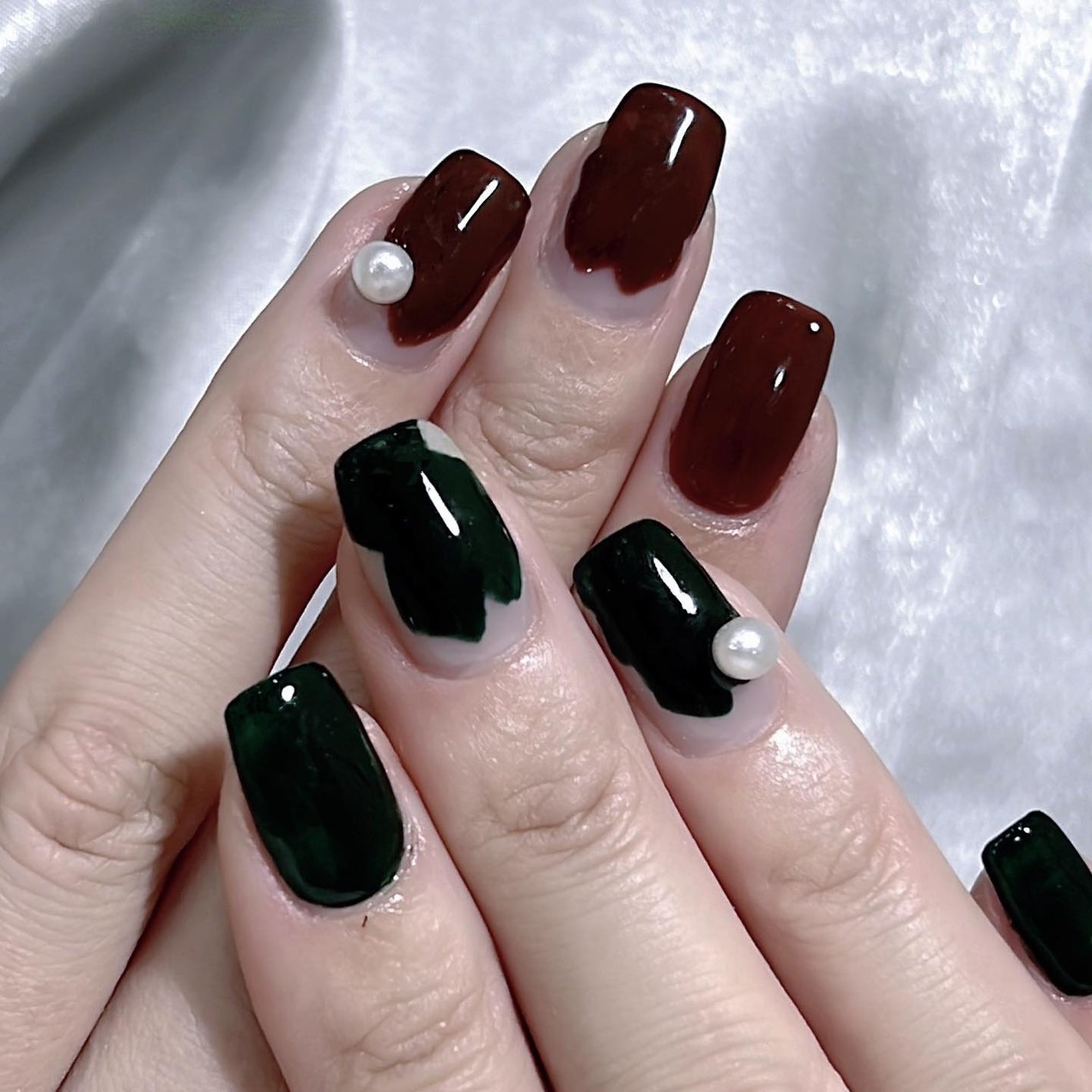 なかやまちえこ on LIPS 「塗りかけネイル💅⠀⠀夜になかなかYouTubeライブの時間が取..」(2枚目)