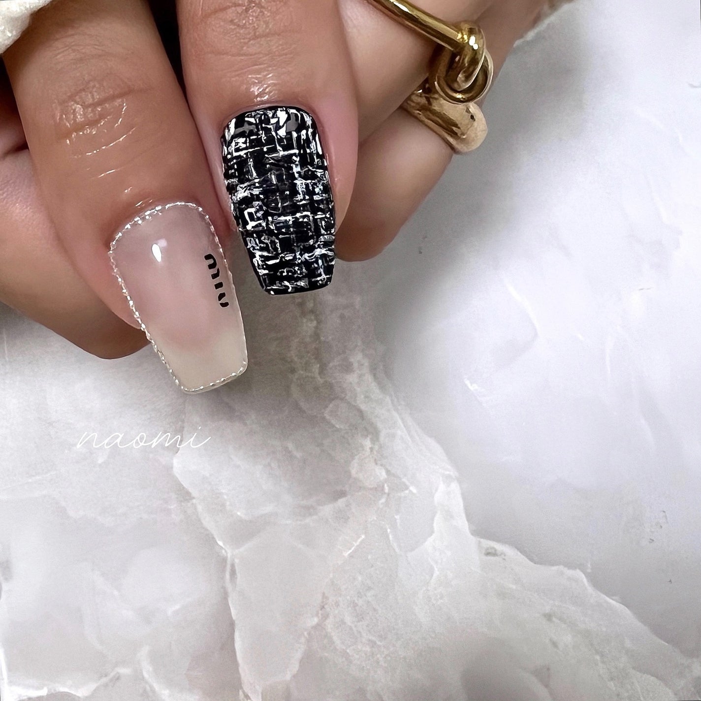 naomi on LIPS 「お客様ネイル🧶💓お持ち込みいただいたシールに合わせてブラック..」(1枚目)