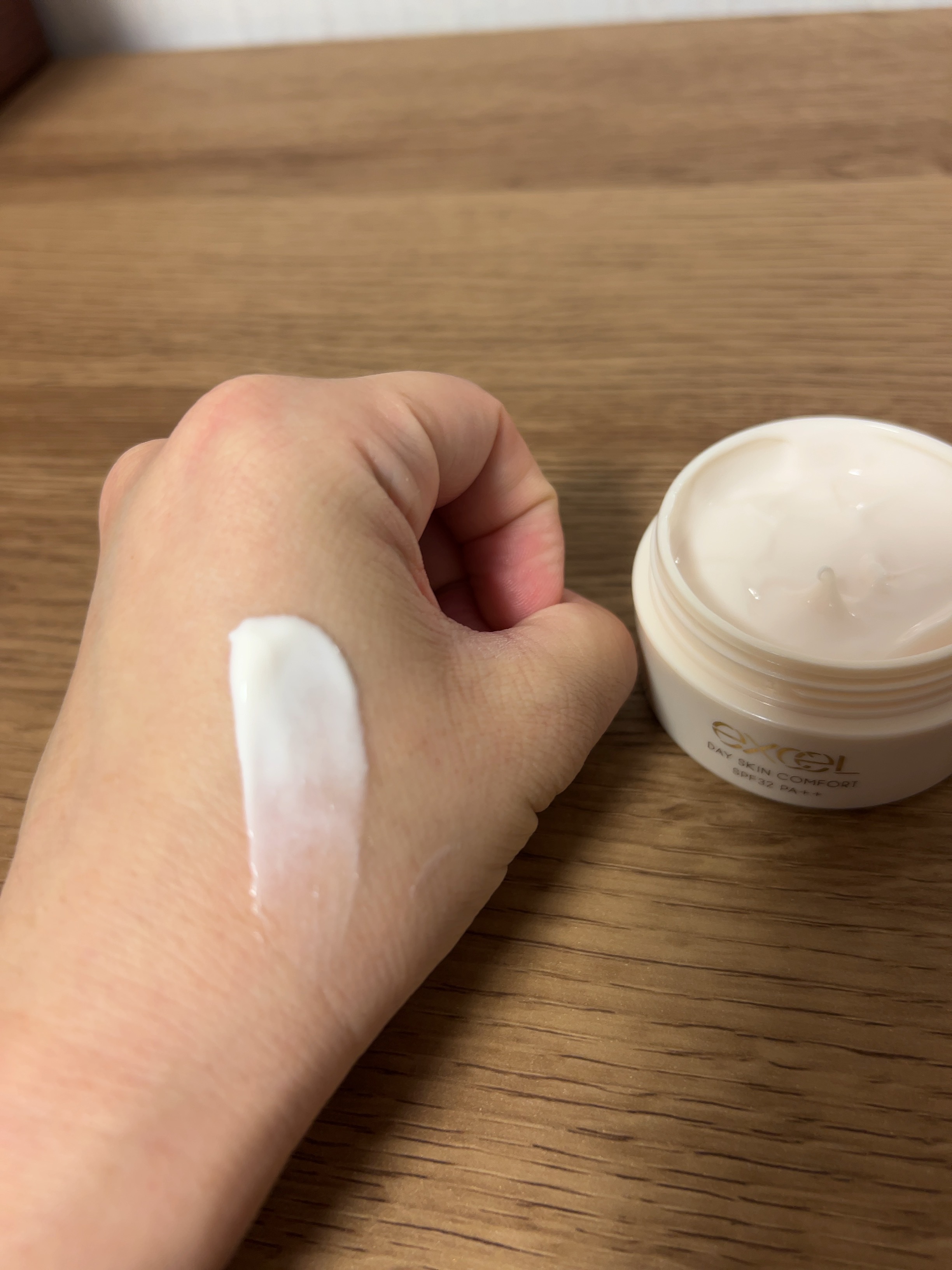 excel デイスキンコンフォートのクチコミ「
🐈‍⬛excelデイスキンコンフォート🐾


某デパコスに似ていると話題になったこちら。
あ.....」（3枚目）