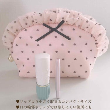      〜リップブラシ・Rosy Rosa 〜

こんにちはろに〜🐶


昨日必要なものを買い出しした結果
GW前半でお金が消えたおいたんです。



＿＿＿＿＿＿＿＿＿＿＿＿＿＿


🌟🐰Rosy Rosa・スライドリップブラシ ミニMピンク🐰🌟
価格 : ￥410(+tax)

平筆でナイロンなのでパサパサしてなくて塗りやすそうというのが第一印象！

輪郭の縁どりや、細かいところに使いやすそう



まだ使用はしてませんが、
以前トイレに筆を落としてしまって😢
ずっと不便な思いをしてたところに！！

ロージーローザってスポンジで有名だし
私も使ってるのですが、ロージーローザだから買おって思って((

ステンレスマグみたいなピンクがオシャレ♡
超コンパクトなのでストック買いしようかな。


3枚目のようにリップと比べるとかなりのミニの画像 その2