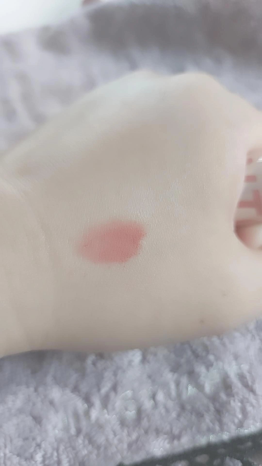 カスタマイズエアリーリップマッド W1 ポルカドットピーチ/INTO U/口紅を使ったクチコミ（2枚目）