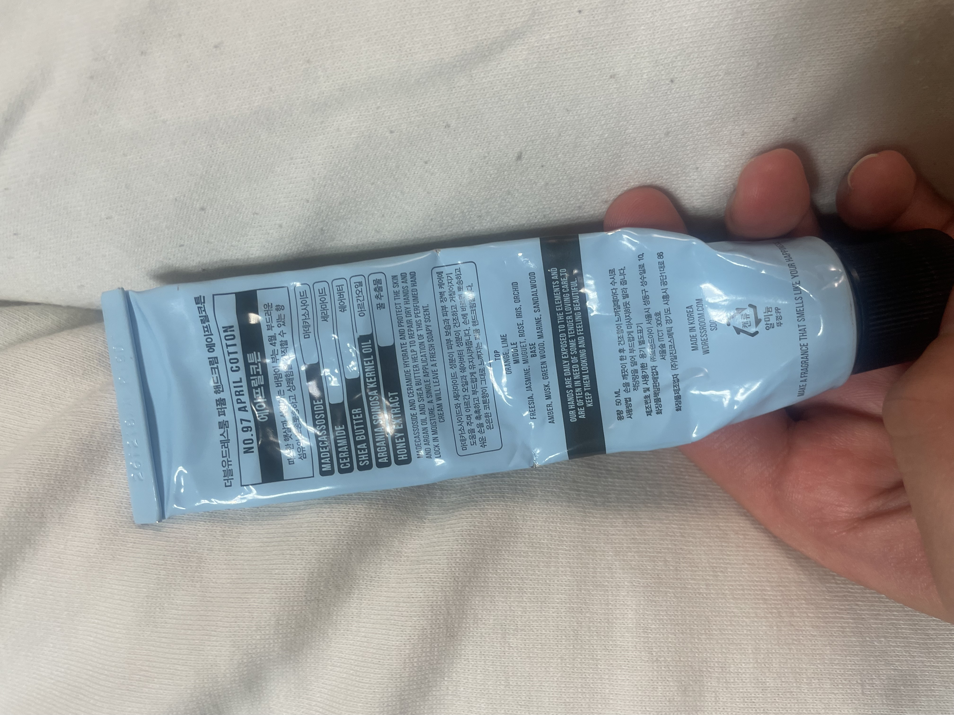 Moisturizing Perfume Hand Cream/ダブルドレスルーム/ハンドクリームを使ったクチコミ（2枚目）