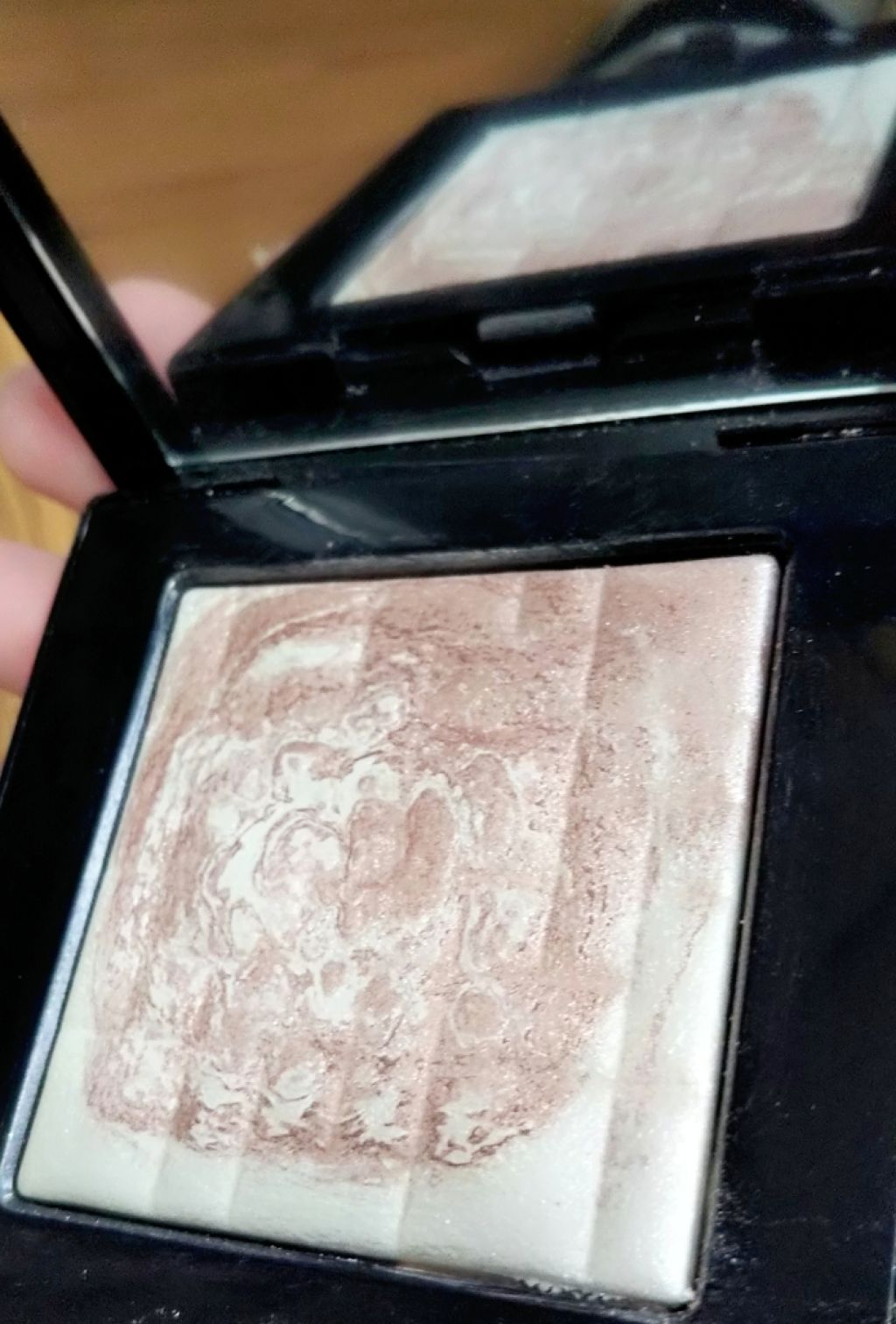 ハイライティング パウダー/BOBBI BROWN/パウダーハイライトを使ったクチコミ（2枚目）