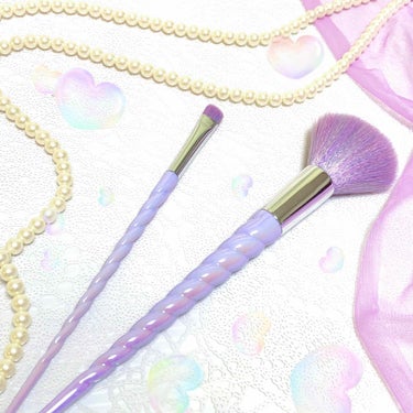 DAISO 
マーメイド メイクブラシ🧜‍♀️💓

普段、あまりDAISOでお買い物は
しないんですが、

この激かわなブラシが目に入り購入💓

ユニコーン🦄みたい！
毛色もカラフル〜🥰


𓇼アイシャ