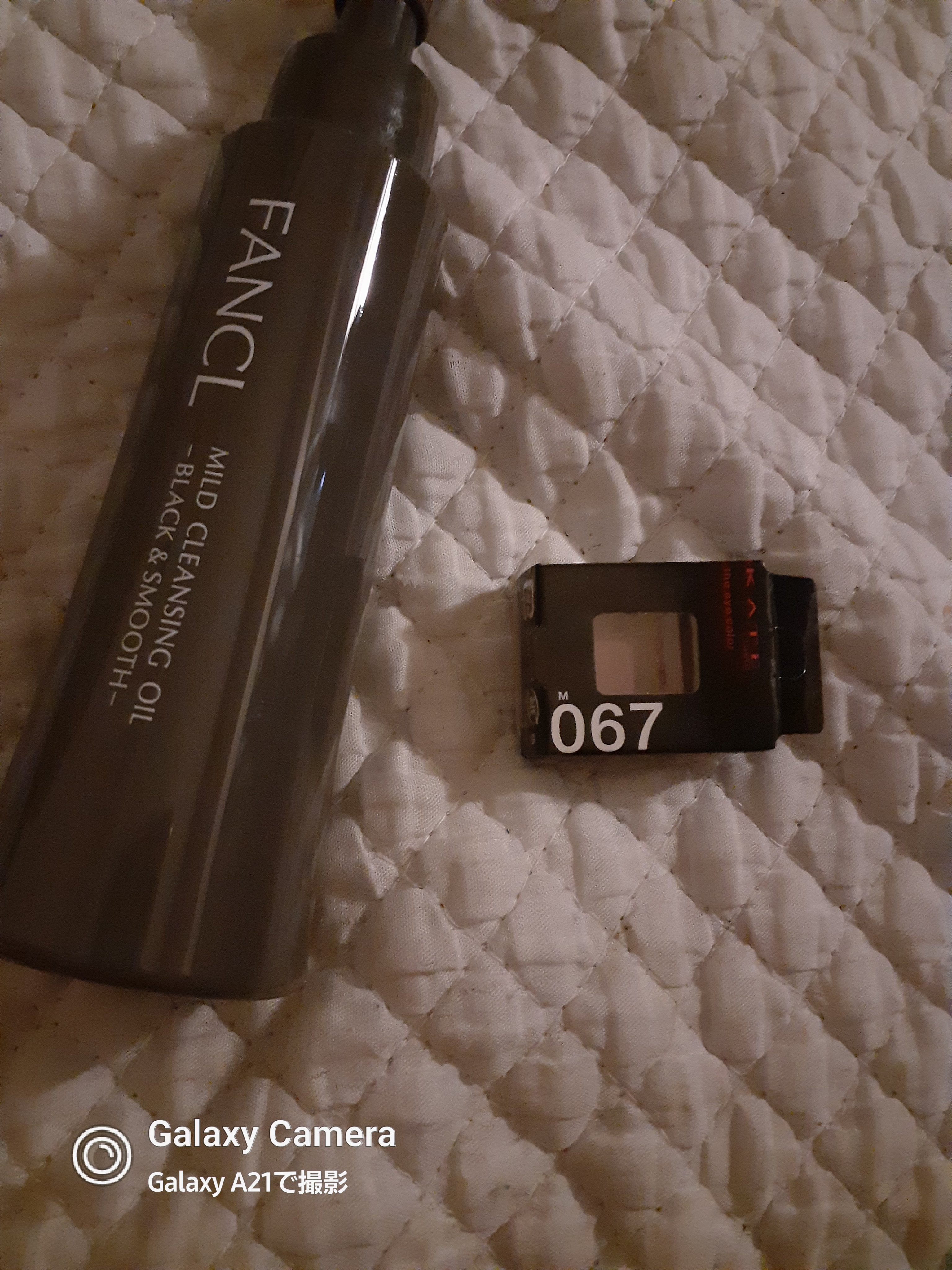 開封できてないけどファンケルのマイルドクレンジング オイル〈ブラック＆スムース〉




イカスミの化粧水のようなクレンジングオイル
パッケージが〈ブラック＆スムース〉って書いてありました。

オイル状ケースブラックになってました。クレンジ