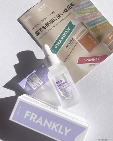 もちもち毛穴セラム💜.ᐟ.ᐟ

▶︎FRANKLY / 프랭클리
　@frankly.skincare_jp @frankly.skincare 
▶︎CLOSER SERUM

FRANKLYって知ってる🤍？
なんと、
全ての化粧品に価格表がついてて🏷
そしてなんと、原価を公開してるの😂

すごすぎない🥹？👏🏻✨️

🔮特徴
9種のペプチドとアデノシンで
毛穴の広がりやたるみにアプローチ
毎日使っても肌に負担を与えず、
肌の密度と弾力を高めます

🔮使用感
☑︎とろっとろテクスチャ
☑︎保水感あり
☑︎ふっくらもちっと
☑︎無香料

🔮詳しく𓏸𓈒𓂃✍🏻
とろんとしたテクスチャだけど
塗るとみずみずしく伸びて
スーッと馴染んでいく😳🤍

べたつかずに
ふっくらもちっとした肌になって
保湿というより保水という
言葉が合う使用感🥺🩵

とろとろだから、
重いのとかベタつくのを
想像しちゃってたんだけど
全然そんなことなかった🤦🏻‍♀️💞

使用量は500円玉目安で
たっぷり使うと良き🤍

無香料、無添加、アルコールフリー、
界面活性剤フリーで
敏感肌でも肌負担なく使えたよ🥰🫶🏻

無香料だけど、
ほんのり原料っぽい香りはするよ！
全然気にならない程度︎👍🏻 ̖́-

クローザーセラムって
名前もいいよね🫰🏻🤍
にしても、
美容液が1,000円ちょっとで
買えるってどゆこと😂💕(投稿時点)

学生さんでも手出しやすいし
これからもっとバズりそう🤍


#Frankly #フランクリー 
#韓国スキンケア #韓国スキンケアブランド
#Qoo10韓国スキンケア #毛穴ケア
#毛穴ケア美容液 #はちみつ肌 #毛穴レス
#はちみつ肌づくり #韓国スキンケアオタク 
#韓国肌 #mia__Frankly #mia__serum
#おもち肌スキンケア の画像 その1