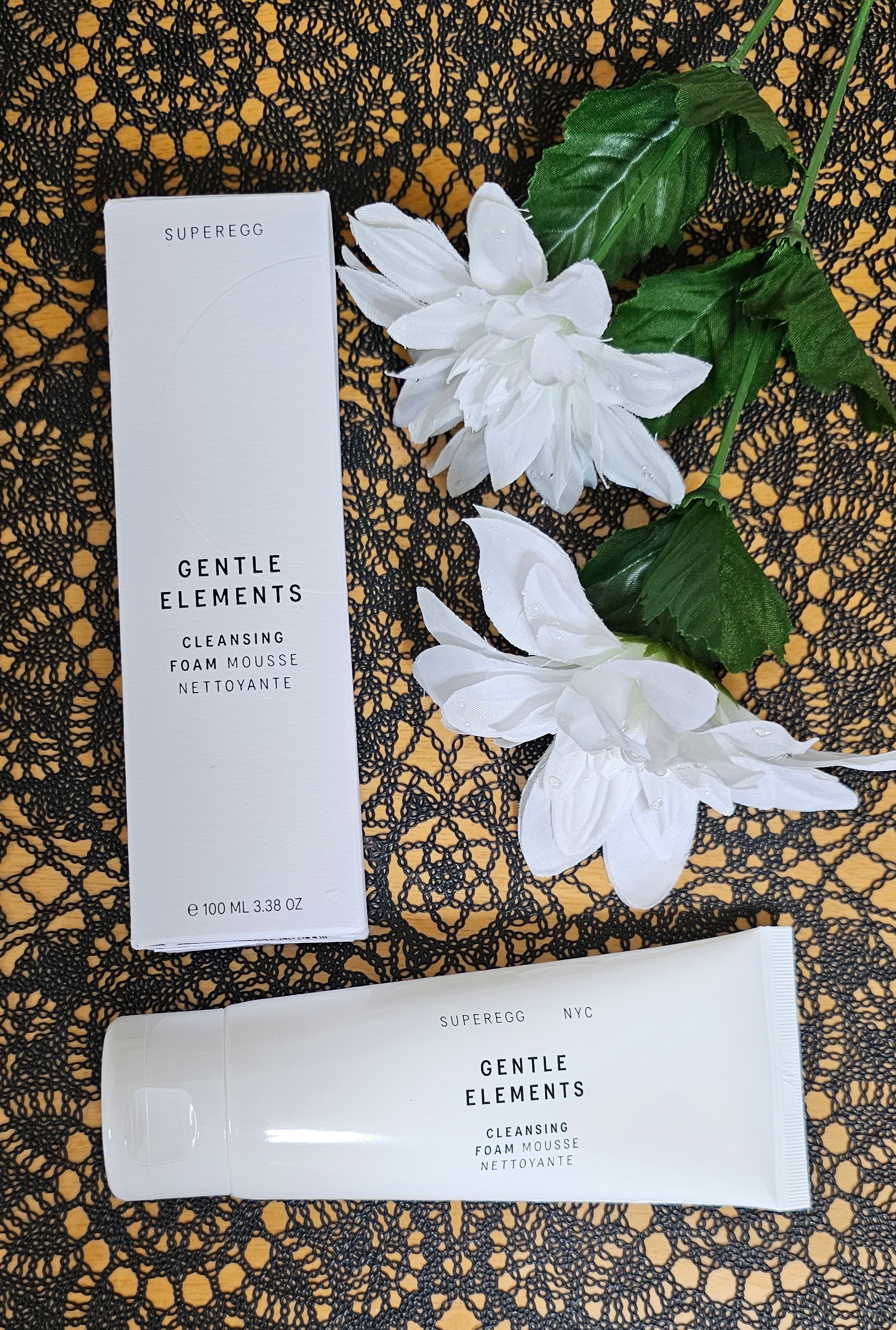 SUPEREGG  ジェントル エレメンツ クレンジングフォームのクチコミ「シンプルな感じのお箱に入っています
こちらは、ヴィーガンエッグをコンセプトにしたブランドです.....」（2枚目）