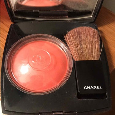 CHANEL
ジュコントゥラスト

ずっと愛用してるCHANELのチーク。
こちらは確か限定色でしたが、
オレンジ系でも薄付きだと赤っぽくも
使えるのでとっても使いやすい色味。

ピンク系の色味のチーク