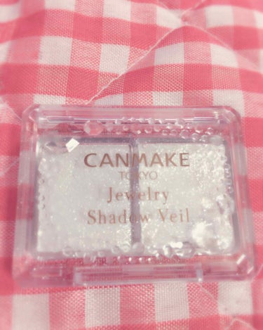 最近お気に入りのアイシャドウ紹介🐶

CANMAKE
Jewelry Shadow Veil 01番です✨

ラメが入ったシルバーのシャドウ
発色も良くハイライトとしても使えます。

私はブラウン系のア