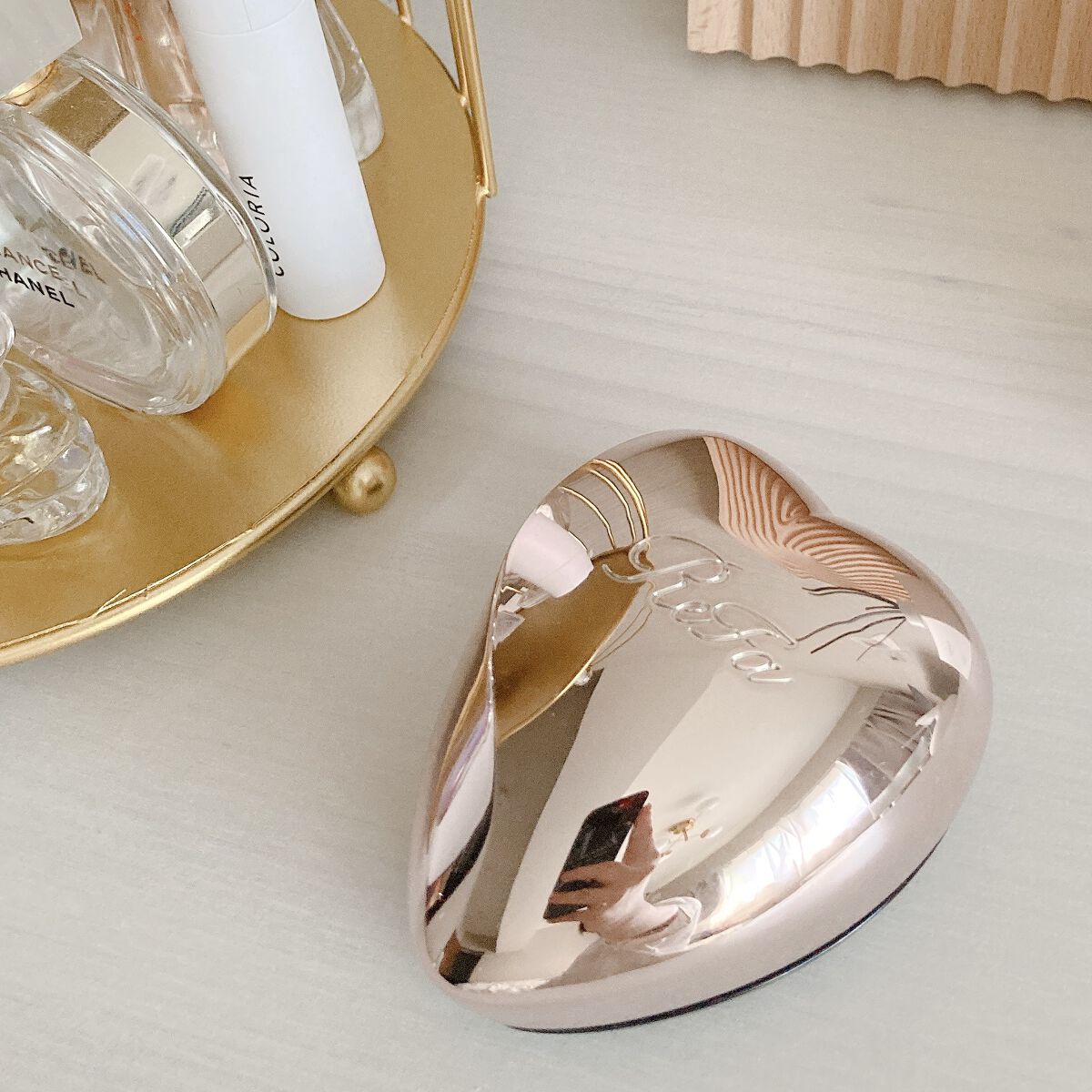 ReFa ReFa HEART BRUSH

とにかく見た目が可愛いブラシ♡
ころんとしたフォルムと
ミラーのような加工がめちゃくちゃ素敵🪞
(写真は極めて撮りにくいけど)

優しく髪の毛をとかすと
確かに表面がサラサラになる...!
毛