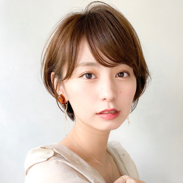 ショートヘアの女性