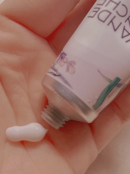 L'OCCITANE ホワイトラベンダー ハンドクリームのクチコミ「深呼吸したくなる香り
ホワイトラベンダーの香りに癒され、しっとり保湿してくれるロクシタンのハ.....」(3枚目)