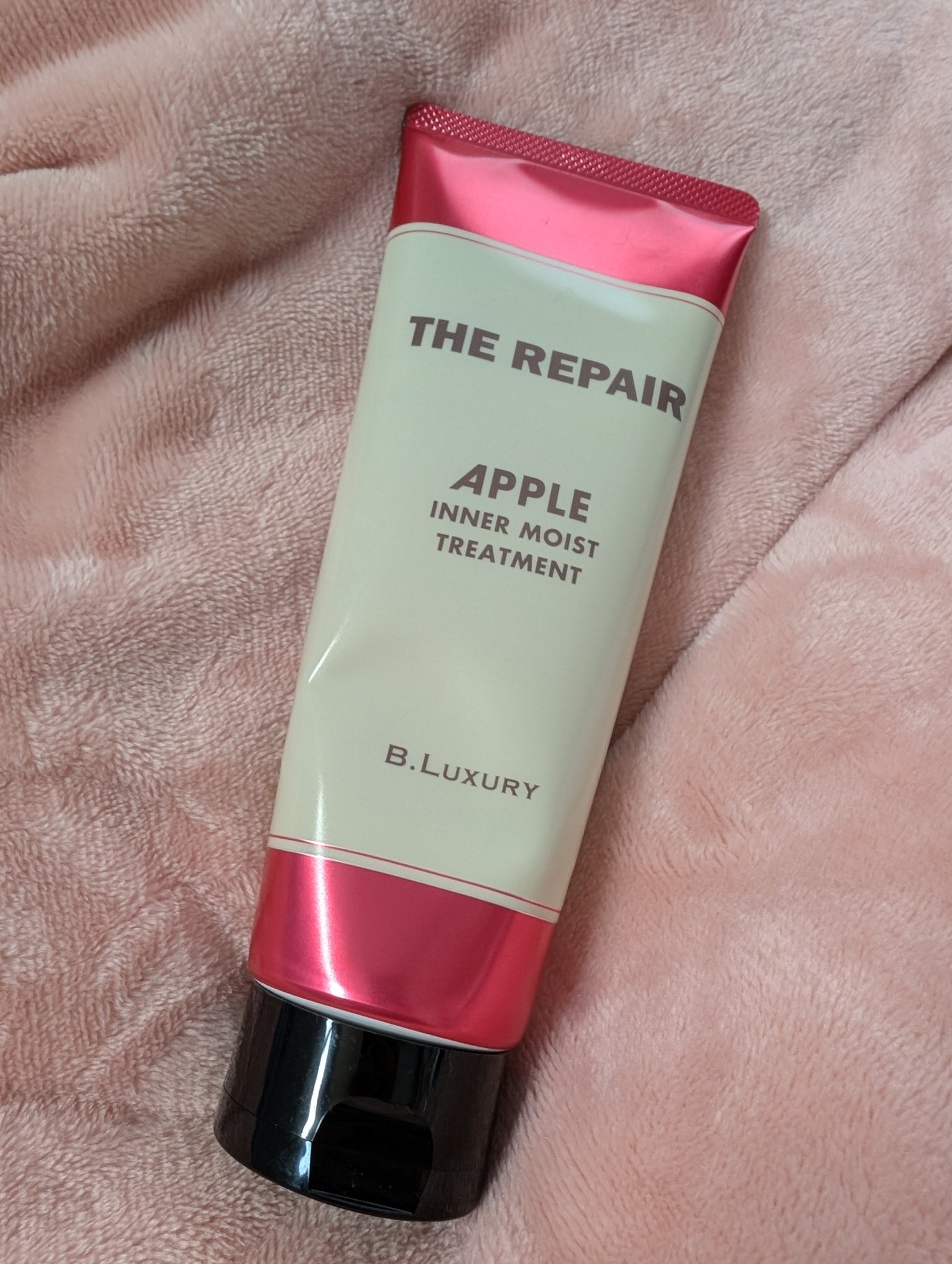 【ビーラグジュアリーインナーモイストトリートメント】

ロフトで発見
いつも別のビーラグジュアリーの酸熱トリートメント使ってて
りんごの香りに惹かれて買ったやつ
酸熱トリートメントのほうはテクスチャー硬め
りんごの方は柔らかい
香りはお菓子