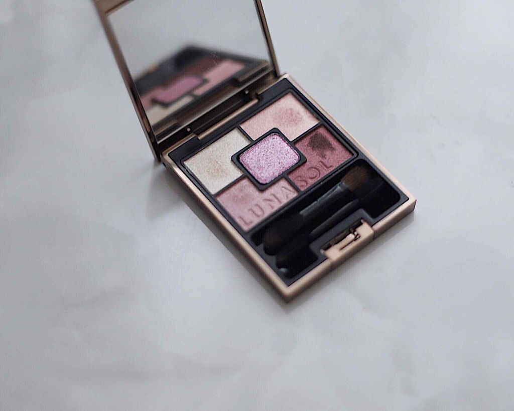 一重なのでまだあまりアイシャドウの楽しみ方が分からず、プチプラのもので済ませていたのですが、LUNASOLを購入してみました。
こちらのアイシャドウのラメはそこまで主張せず、お上品な感じがしてきれいです。
上まぶたはいつもラメ入りベージュ系