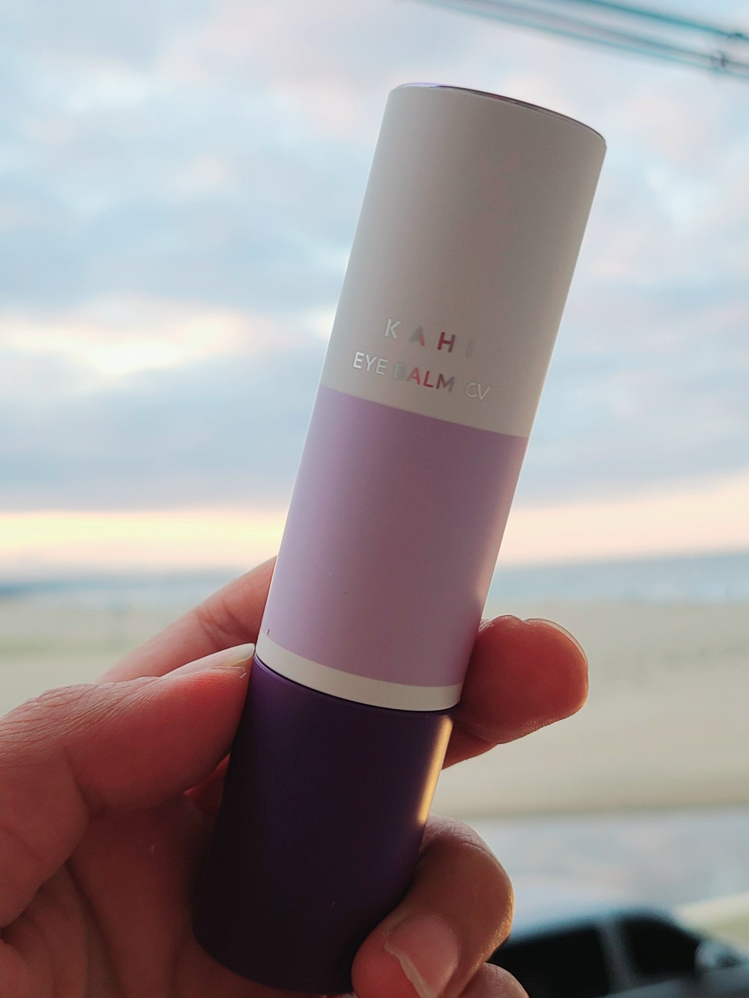 チョコ塗りで👀のまわりがマシになるかも♥️

KAHI
新アイバームCV

香り:無し
塗り心地:マット
扱いやすさ:めちゃらく

目のまわりの小じわやくまが気にならない40代って絶滅危惧種に違いないと確信する私

勿論私がその一人！！っ