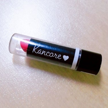 今回紹介する商品は…
Kancore‪‪(カンコレ)❤︎‬ リップスティック ピンク です！

値段❥︎:100円

とても高発色な可愛い青みピンク🌺です！
少し紫っぽく感じました👀
ブルベ向きなのかな