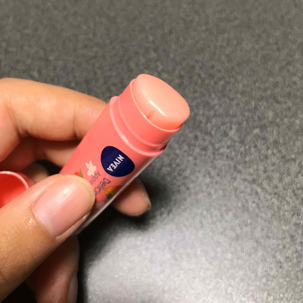 フレーバーリップ デリシャスドロップ アップルの香り〜バニラの香りのアクセント/ニベア/リップクリームを使ったクチコミ(2枚目)