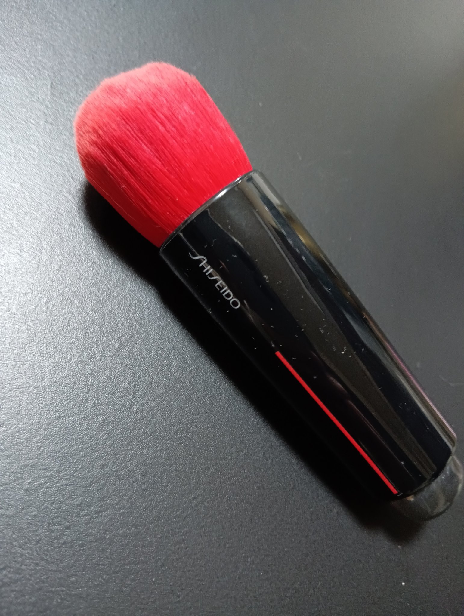 #SHISEIDO　#DAIYAFUDEフェイスデュオ　

時短したくて購入しました！
ブラシの後ろでファンデを乗せられるので手も汚れない！

仕上がりもかなり綺麗✨
これは購入して良かったです！✴️

 #目指せ毛穴レス肌  #至高のツヤ