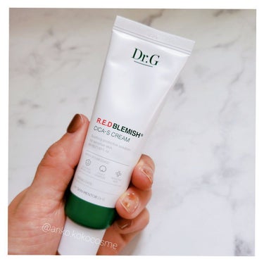 なめらかなシカクリームで
集中ケア。

Dr.G
RED BLEMISH CICA-S CREAM🌱

集中ケアで透明感のある肌へ

✳️敏感肌の保護
✳️刺激を受けた肌の集中ケア
✳️敏感肌向け低刺激ケア

『特別なシカエスコンプレックスケア』
高純度のシカ成分と松の芽の成分が混ざり、
Dr.Gだけのシカコンプレックスが
敏感肌を健やかにし、肌荒れを防ぐ。

『CICA S Complex™️』
5つのシカ成分（マデカシン酸、
マデカッソシド、ツボクサエキス、
アシアチコシド、アシアチン酸）と
エネルギーの凝集松の実成分


＝＝＝＝＝＝＝＝＝＝＝＝＝＝＝＝＝＝＝＝
このクリームはお肌に保護膜を形成して、
敏感になったお肌を守る役割を
してくれるそうです✨
優しい効能で敏感肌としては嬉しい☺️

Dr.Gの商品ページを見て驚いた事があって。
シカクリームという商品は
敏感肌の方は安心使える
というイメージでしたが、

シカクリームは成分が様々なので
全てのシカクリームが敏感肌に合う
訳ではないそうですが
Dr.GのレッドBCシカエスクリームは
敏感肌の方も安心して使えるそうです。

使用方法は他のシカクリームと同じですが
しっかりめのクリームなので
思いかなと心配でしたが

保湿されている感じはするのに
ベタつかないし肌馴染みもいいので
暑い季節もあまり気にせず使えそうです。

ただ元々軽い使用感が好みなので
もしかしたら真夏は重く感じるかも
しれません。

そういう時は公式サイトに
書いてあったように
気になる部分へのみ
使用しようかと思います💡

匂いについてですが
シカクリームと聞いてあのthe シカ！
という匂いを想像していましたが、
匂いなしといってもいいのではないか
というくらい匂いは感じません。

鎮静効果はよく分かりませんでしたが、
肌荒れ時も滲みたりひりついたりなど
違和感もなく使用できたので
超超敏感肌の私も
安心して使用できます😊

＝＝＝＝＝＝＝＝＝＝＝＝＝＝＝＝＝＝＝＝
レッドBCラインは他にも
レッドBCスムージングクリームがありますが

そちらはジェルタイプで
メイン機能が水分チャージなので
これからの暑い時期は混合肌の私には
こちらの方もいいかと思いました😊

ただシカエスクリームは
気になる部分の集中ケアに使えるので
そういう使い方もいいなと思いました💕

の画像 その1