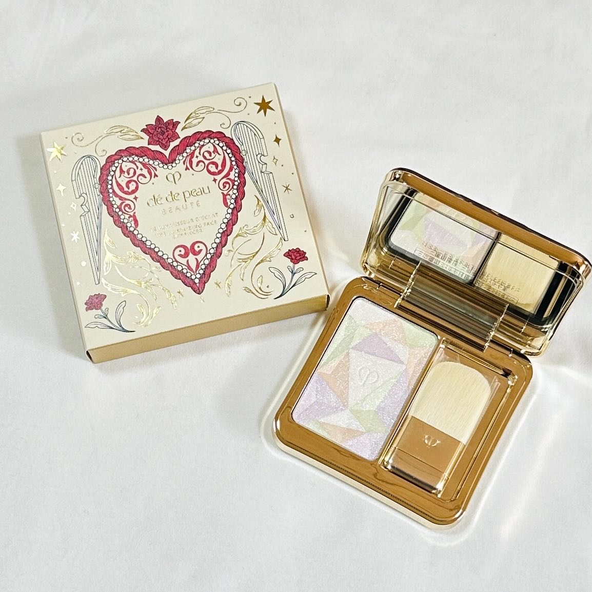 クレドポーボーテル・レオスールデクラ限定17タンクッションエクラルミヌ限定ケース クレ・ド・ポー ボーテ」の人気アイテムがさまざまな愛を表現