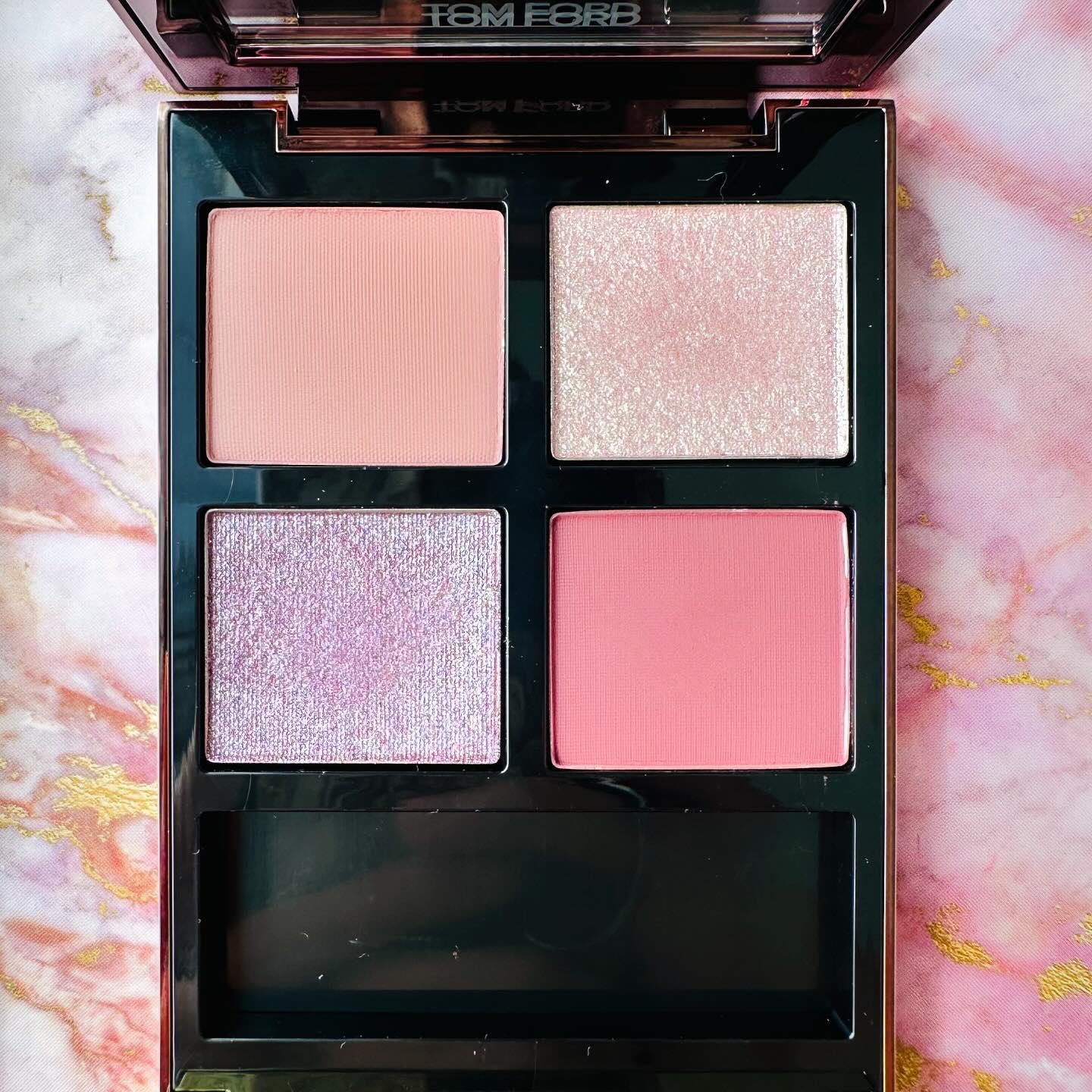 💄TOM FORD 
アイカラークォード
01S METALLIC MAUVE
12,980円/税込
💄
おトム様のパレット3つ目🎨❤️
初めてインスタの投稿で見て一目惚れして
情報が出るにつれ思ってたのと違う、、？
(もっとパプみ