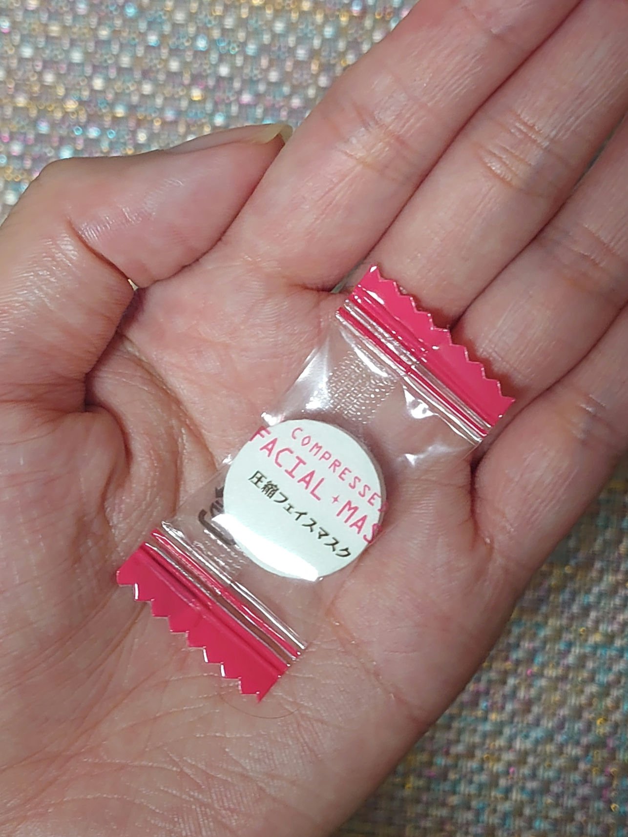 DAISO 圧縮フェイスマスクのクチコミ「見た目はラムネ！　用途はスキンケア！
あると便利な100円（＋税）アイテム。


■DAISO.....」（2枚目）